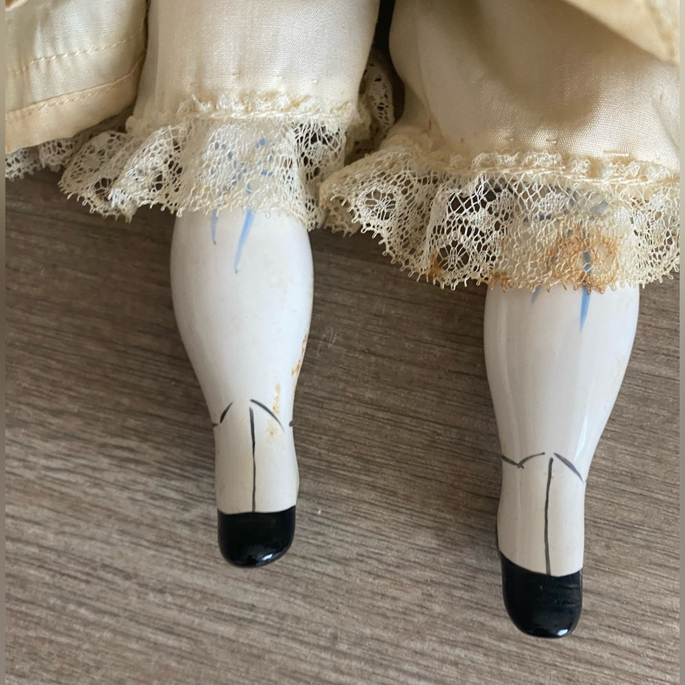 3 Vintage Porcelain Dolls in Green Dresses - Picture 7 of 14